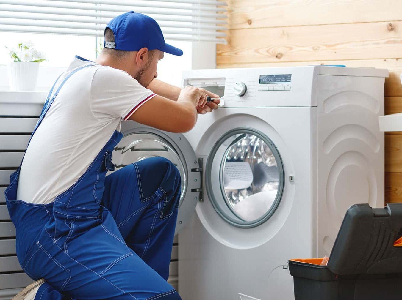Técnico reparando electrodoméstico Balay en Dueñas